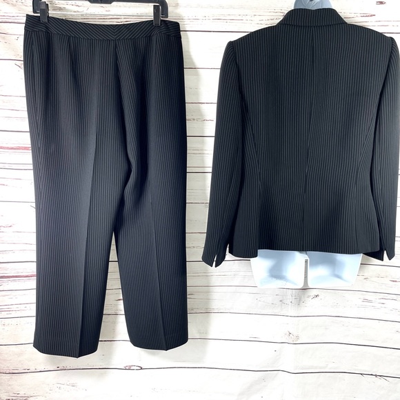 Tahari ASL 2PC Pant Suit Petite Womens Size 12P Black Pinstripe Blazer Buttons. - Picture 2 of 12